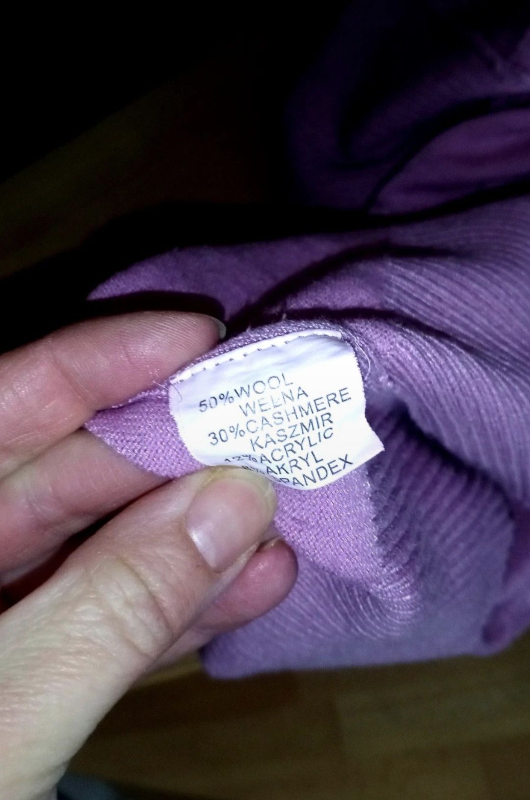 Sweterek rozpinany na guziki prążkowany materiał pudrowy róż kaszmir
