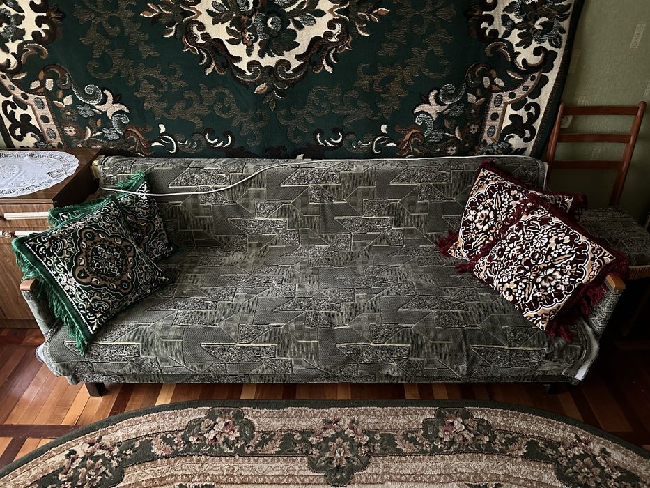 Диван в гарному стані