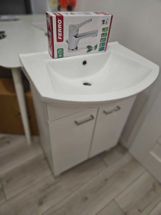 Szafka z umywalką 60cm, bateria