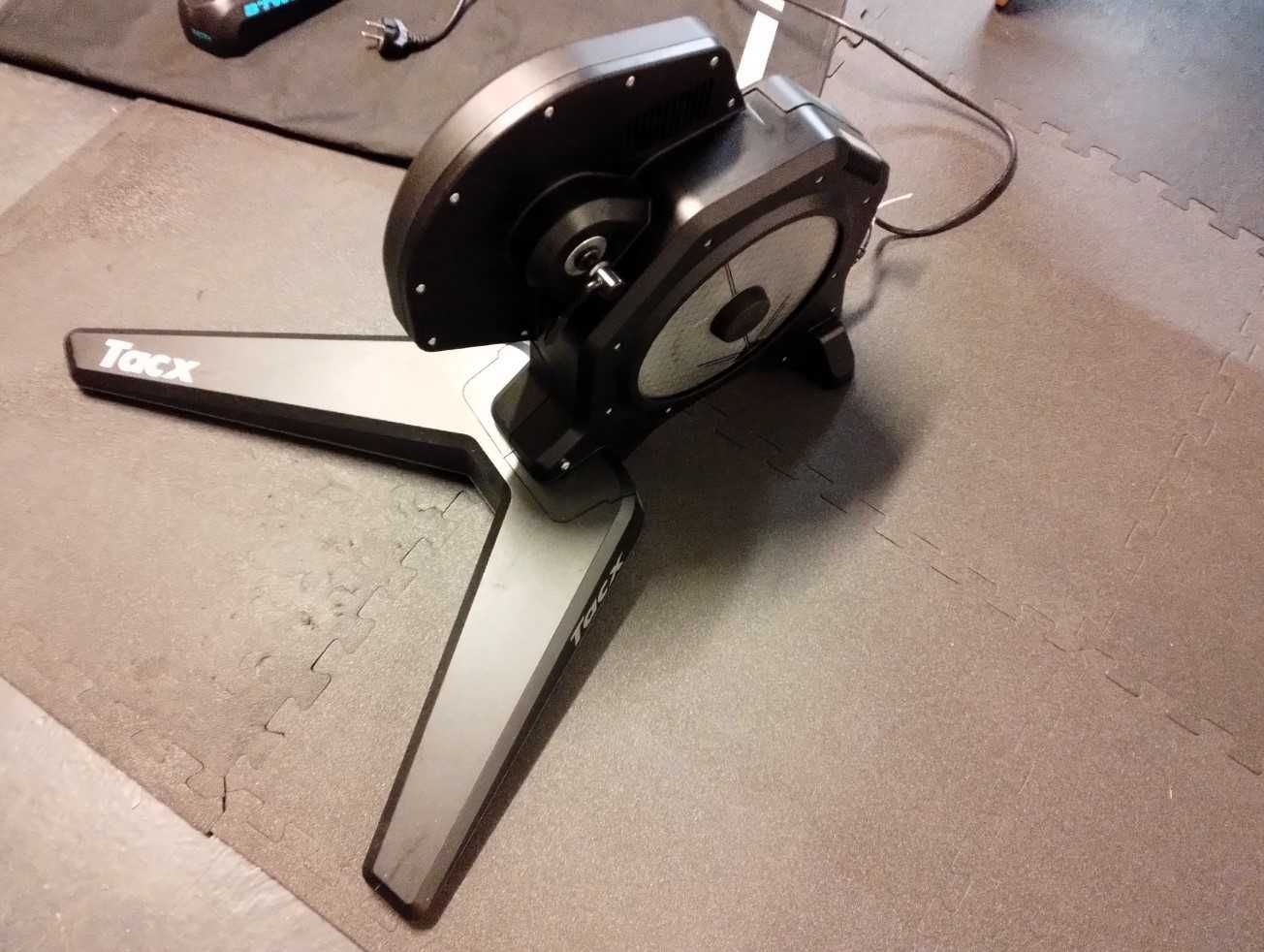 Tacx Garmin® FLUX S Smart - trenażer rowerowy interaktywny