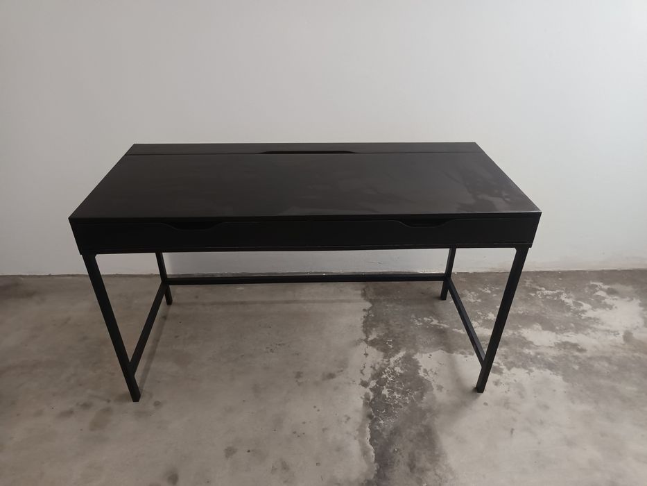 Duas mesas Secretárias ALEX, preto-castanho, 132x58cm.