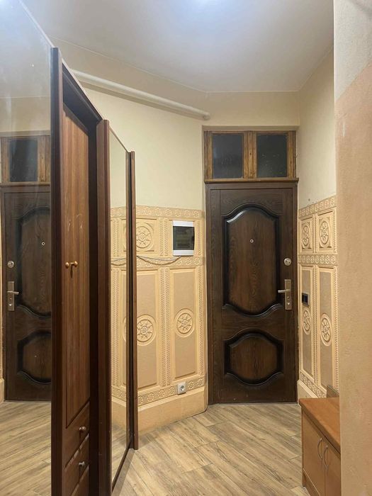 Квартира поряд з центром з двориком та ремонтом