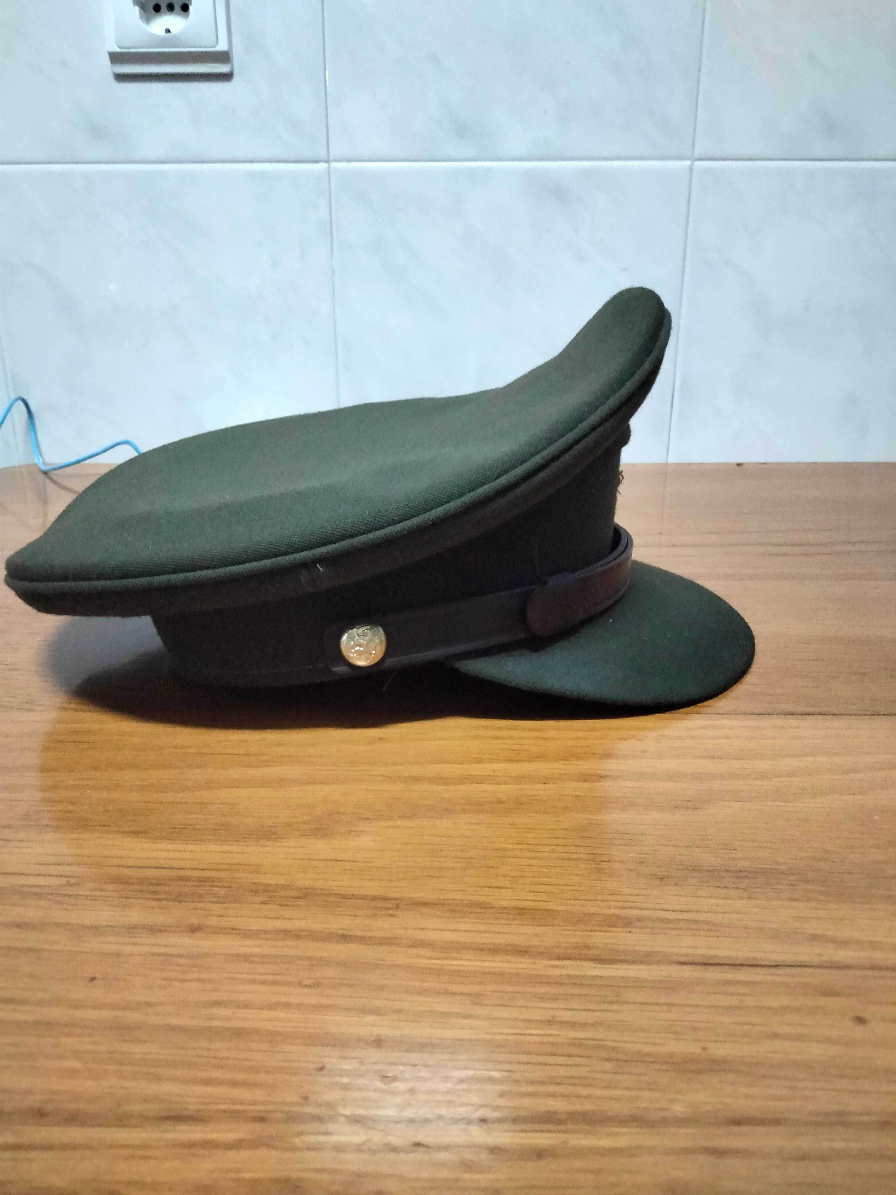 Antigo chapéu militar