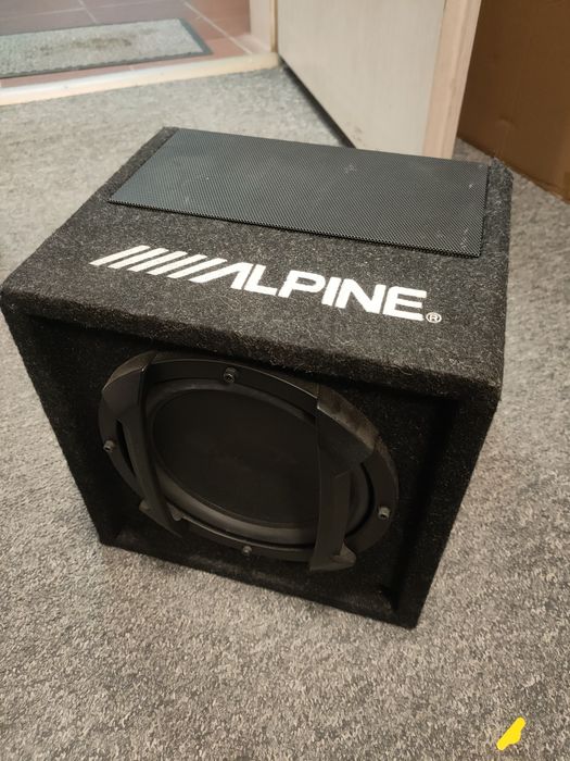 Aktywny subwoofer Alpine SWE-815. Moc szczytowa 300 W (moc RMS 100 W)