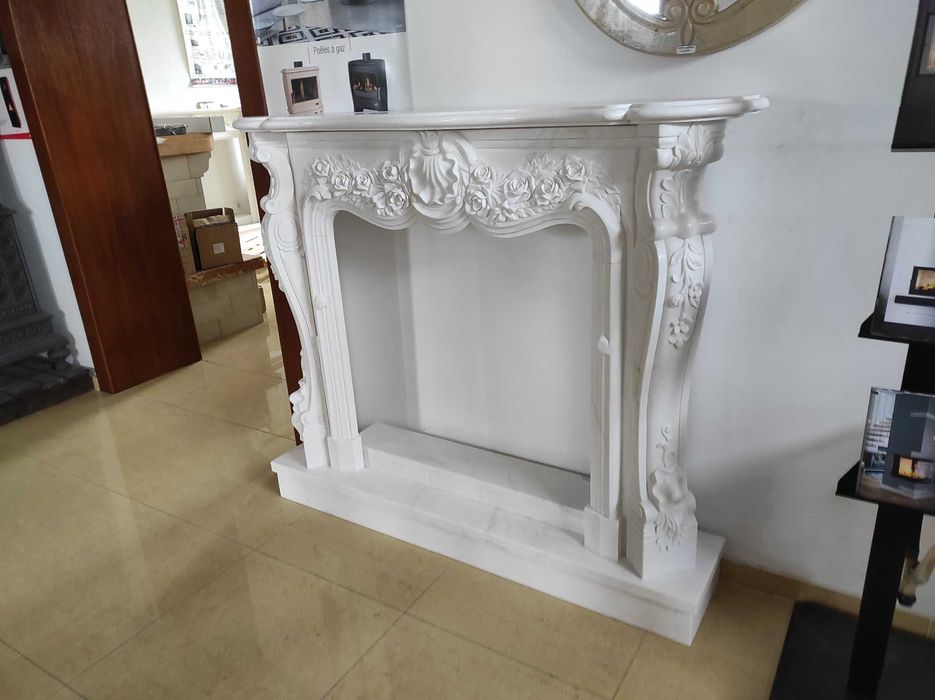 Portal kominkowy P33W biały marmur bogato zdobiony montaż