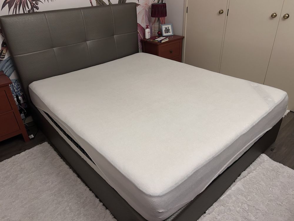Cama de casal forrada em sintetico cinza acastanhado