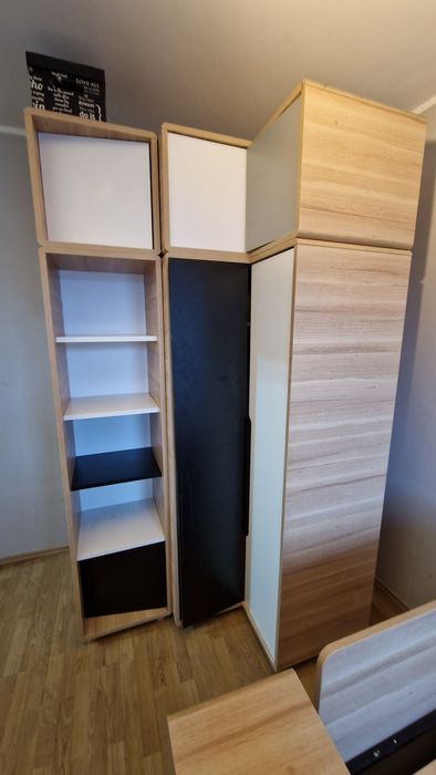 Meble młodzieżowe: szafa narożna + szafa „połówka” + łóżko + 2 szafki