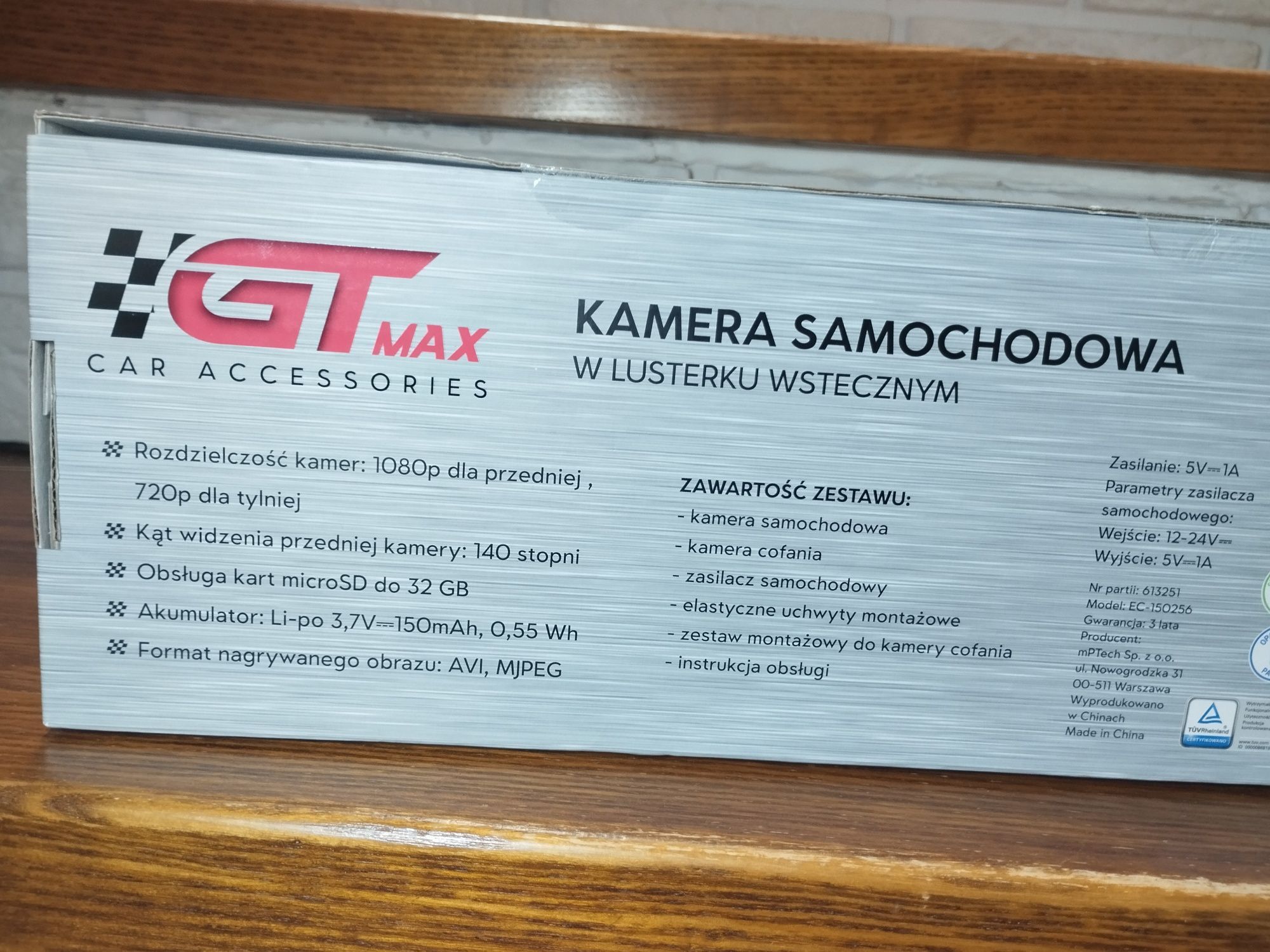 Kamera samochodowa w lusterku wstecznym. Kamera cofania.
