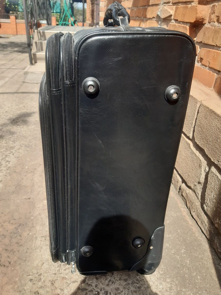 Кожаный чемодан.