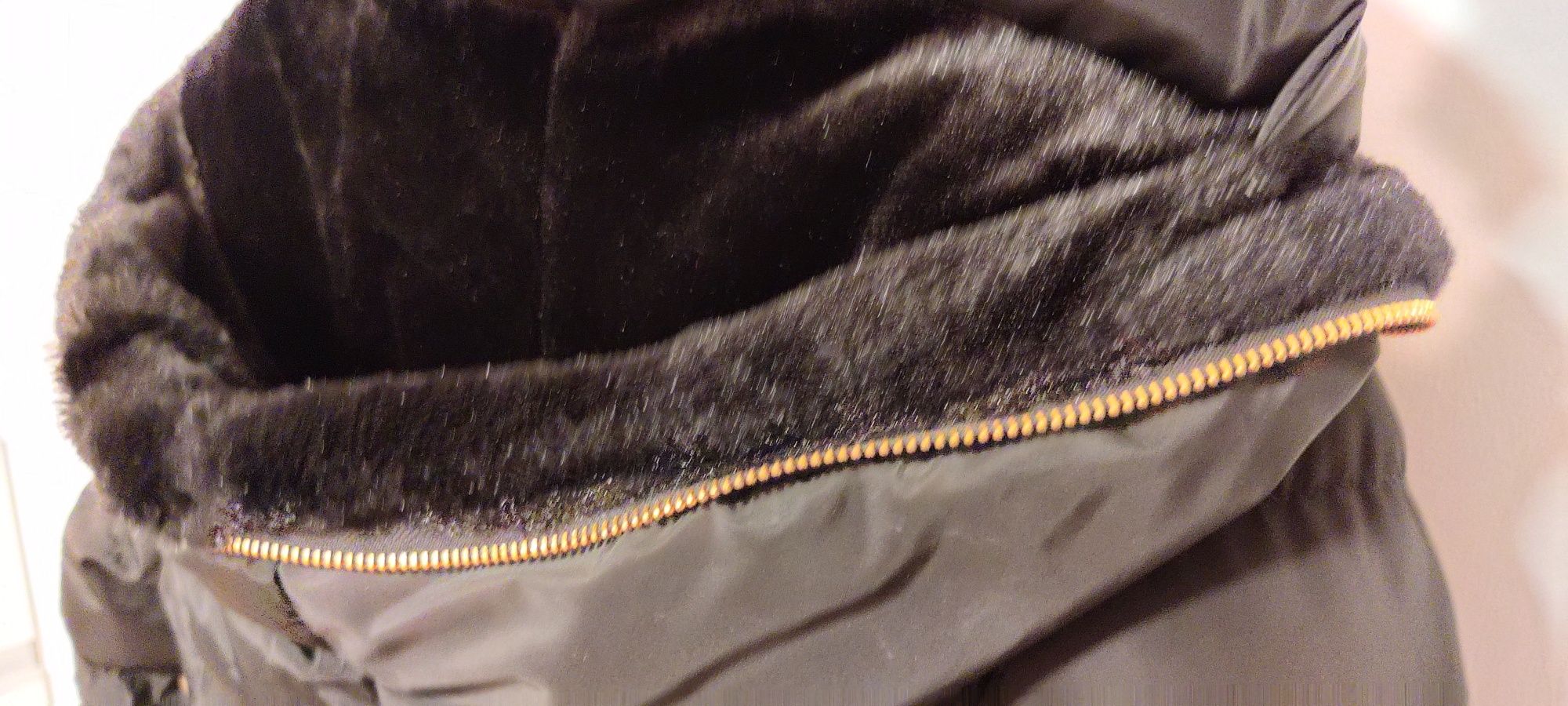 Czarna piękna kurtka z futerkiem paskiem złotymi suwakami M
