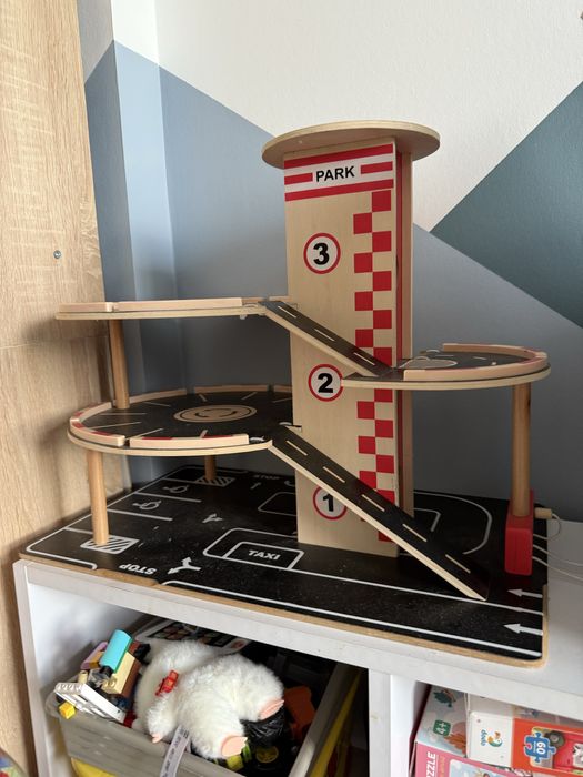 Дитяча деревяна парковка