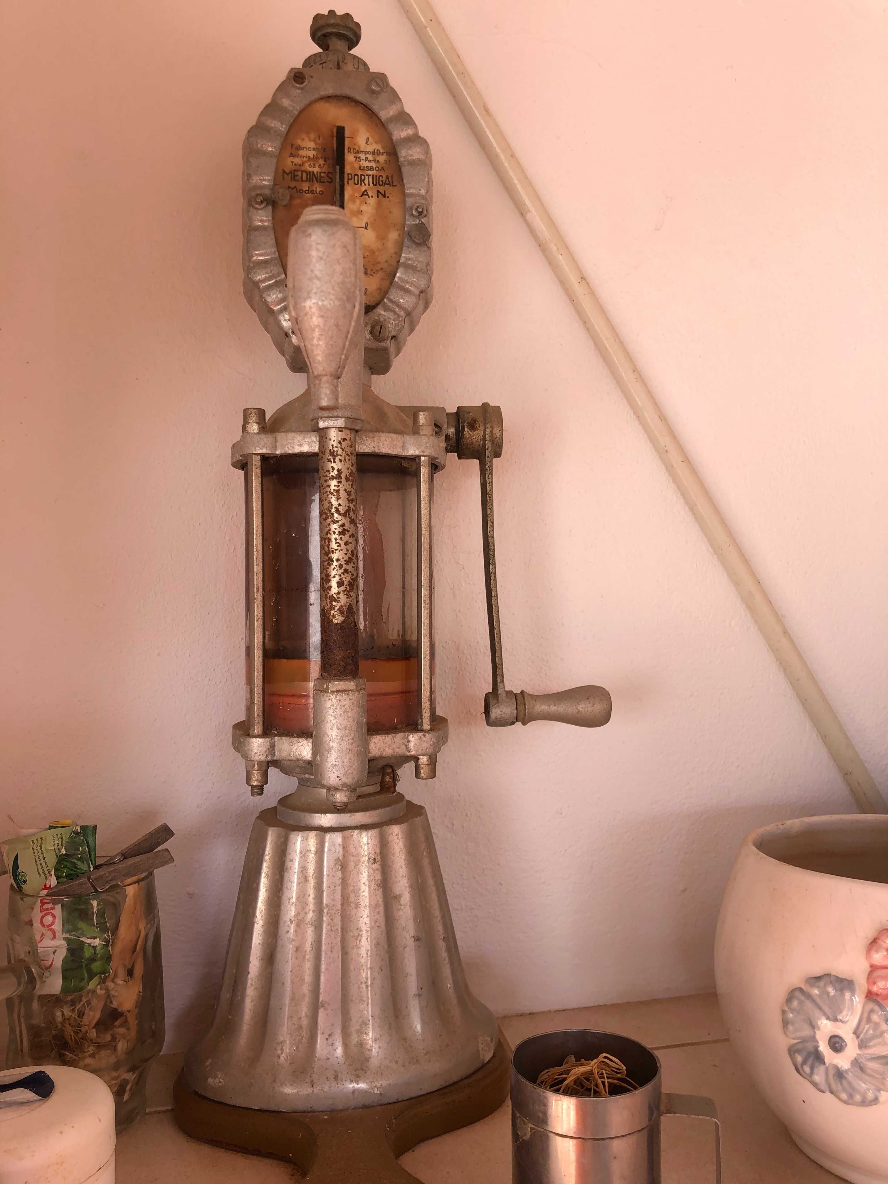 Bomba de azeite antiga, Medines