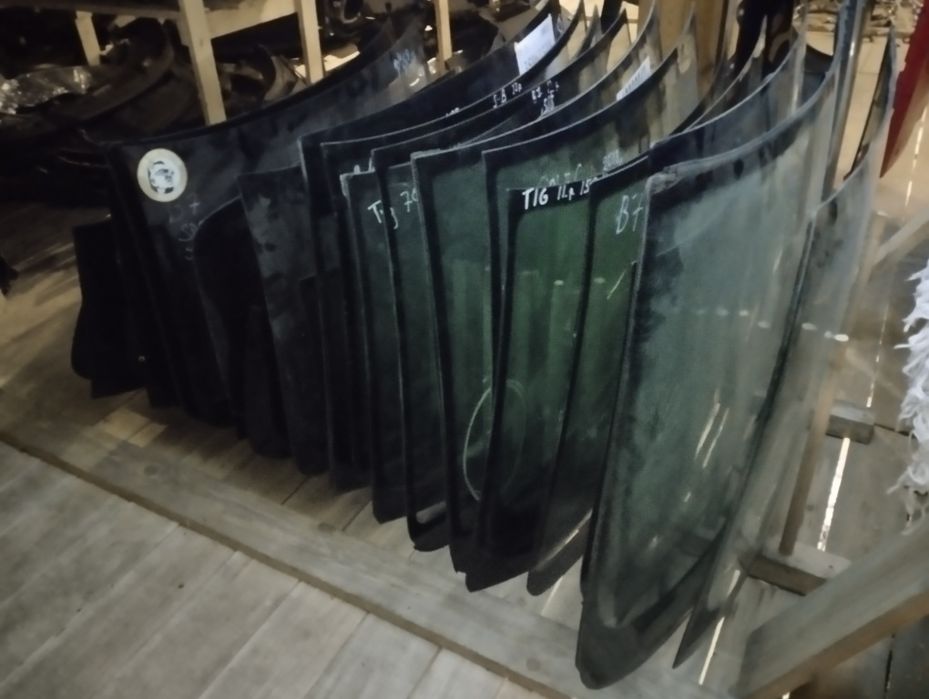 Скло стекло заднє в ляду кришку багажника Фольксваген шкода