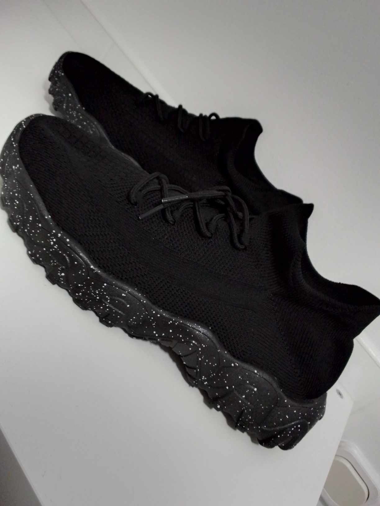 Nowe, czarne, siatkowane buty 47,5