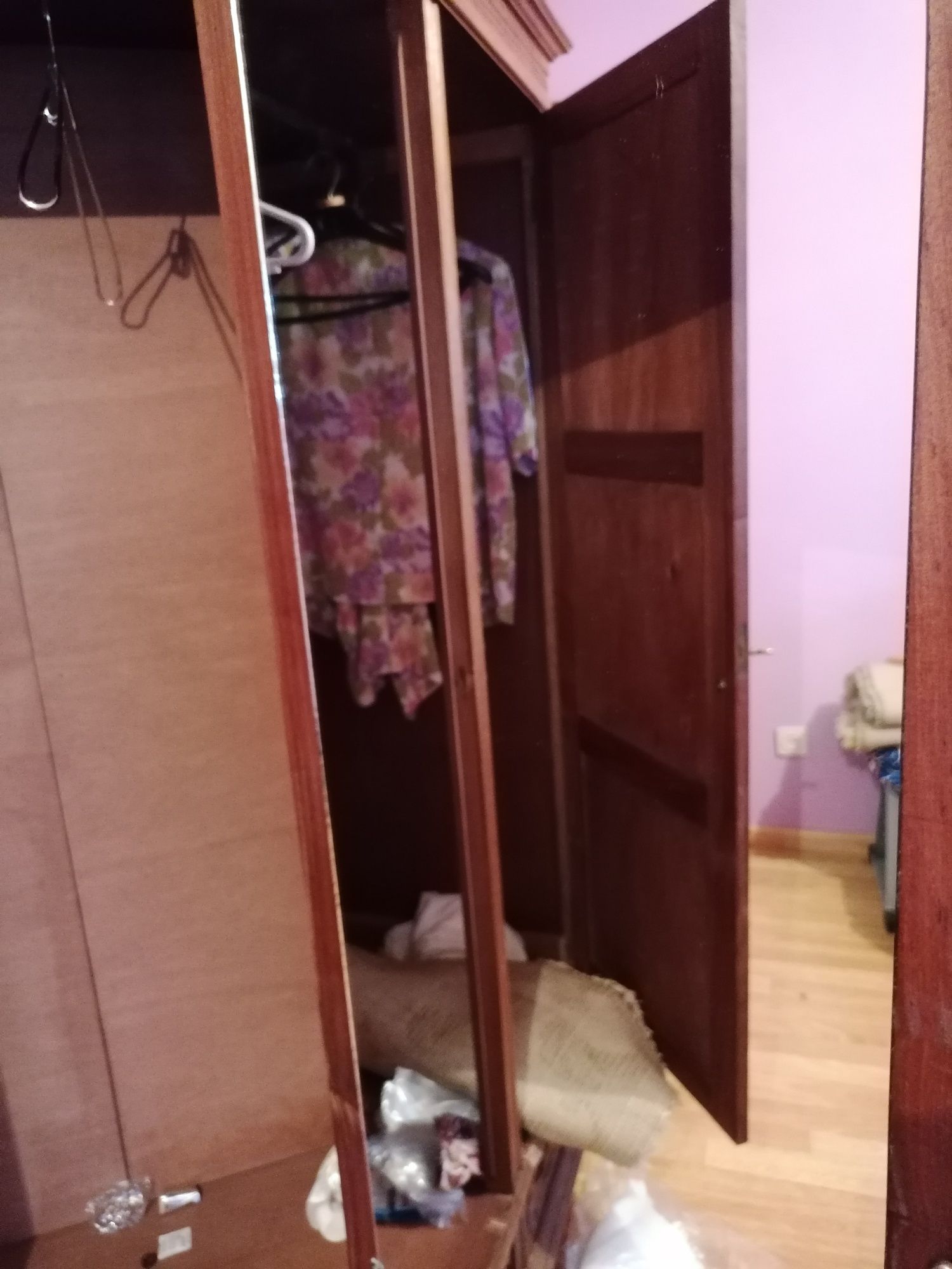 Guarda Fatos com 3 porta em castanho