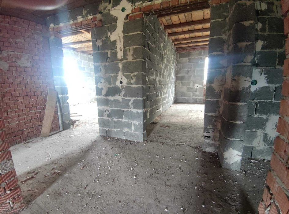 Продається незавершене будівництво  в с .Угільна 20сот.землі!