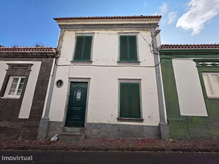 Moradia para recuperar no centro da Ribeira Grande