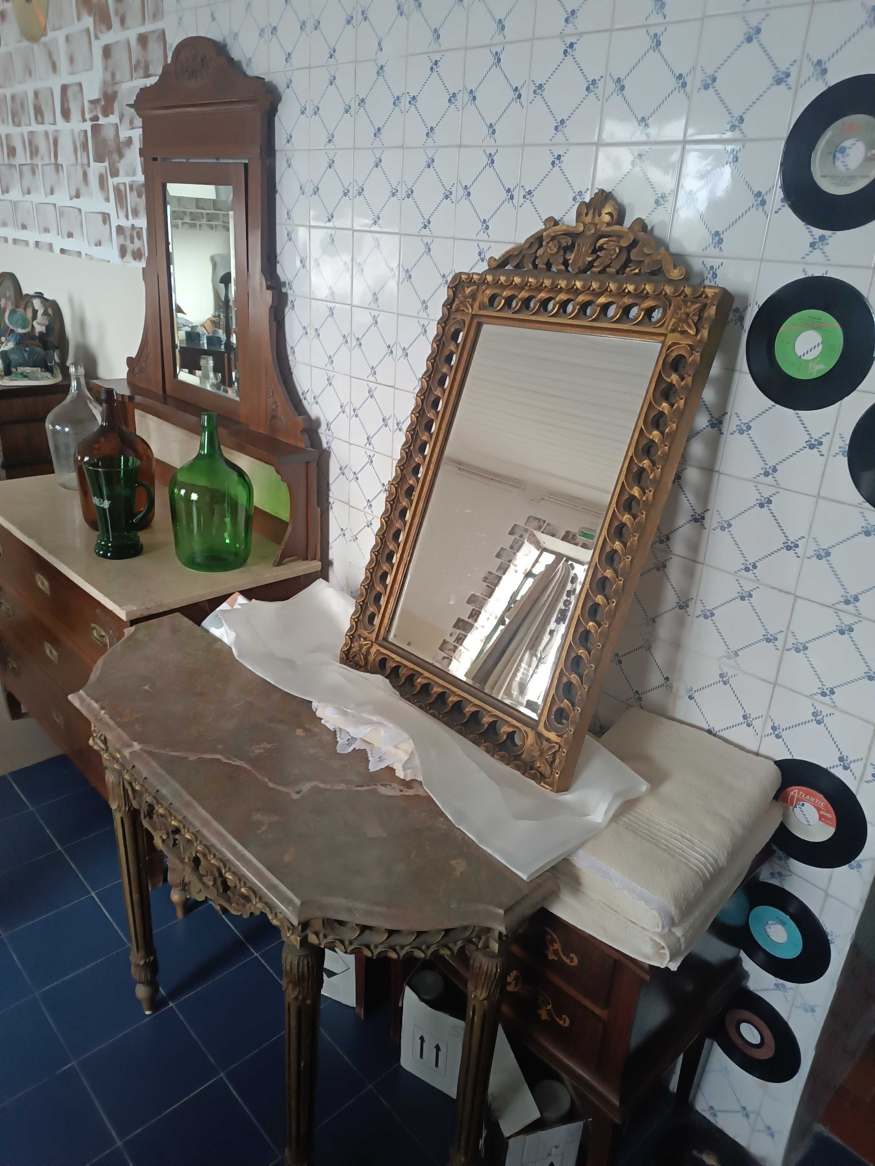 Credencia antiga com espelho