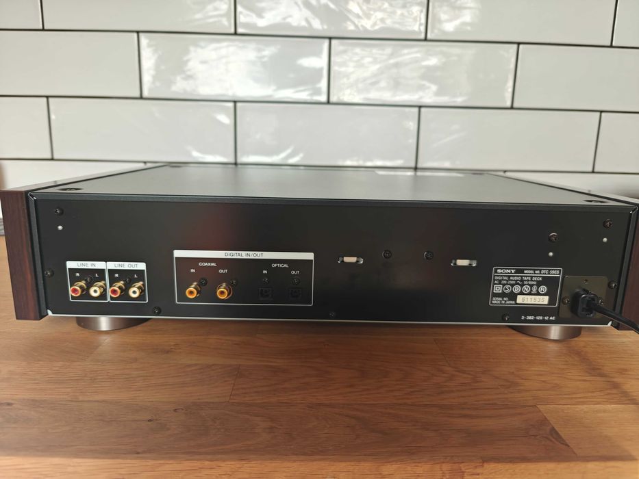 Magnetofon cyfrowy DAT Sony DTC 59 ES z pilotem