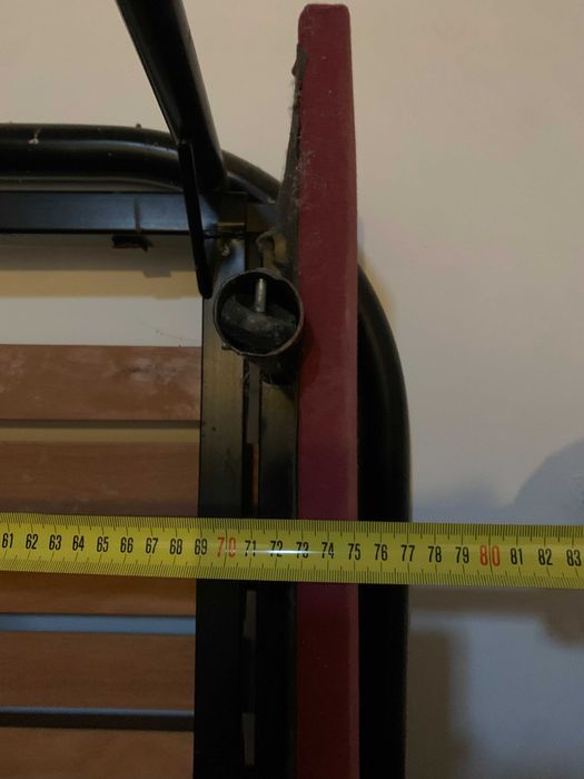 Estrado para cama de casal. Em madeira com tecido vermelho bordô