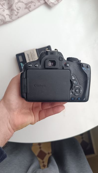 Máquina fotográfica Canon 700D com lente 18-55mm , 2 baterias e carreg