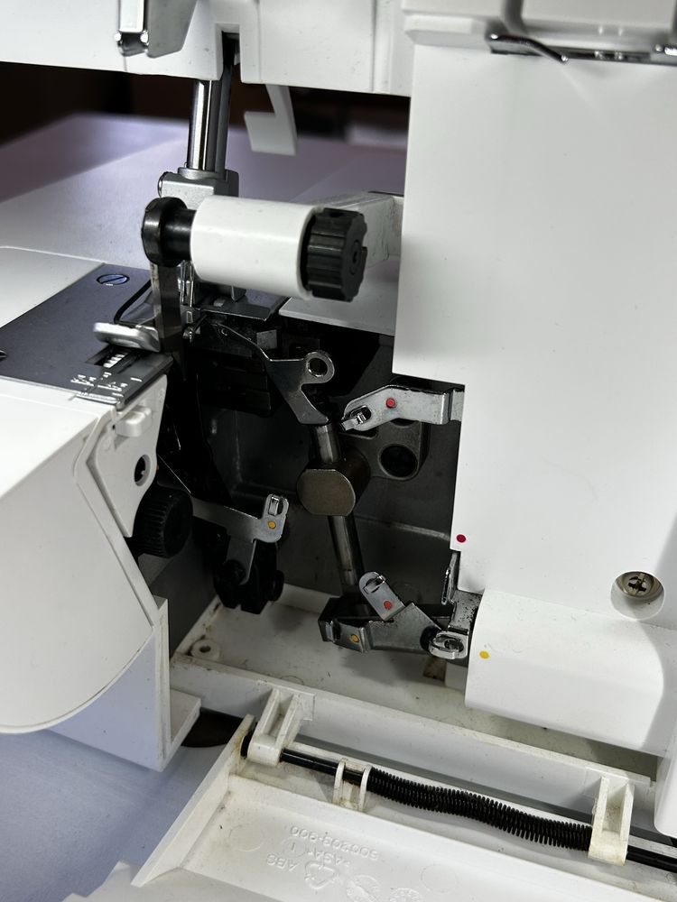 Máquina Corte e Cose Domestica PFAFF hobbylock 2.0