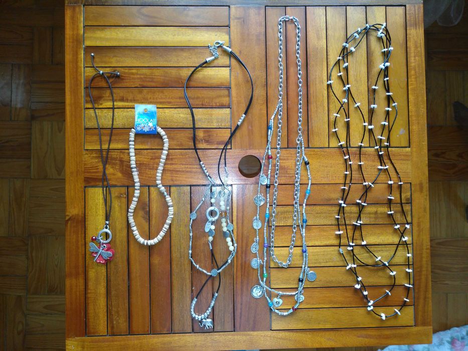 Caixa c/relógios, colares, brincos e vários acessórios de moda