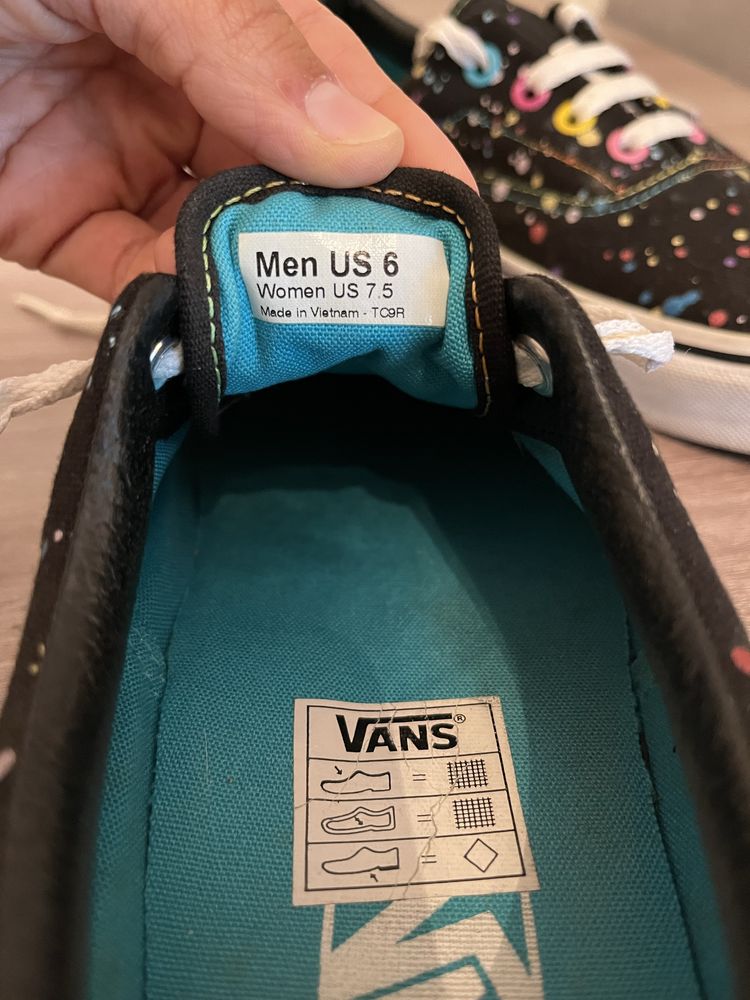 Vans pretas com cores