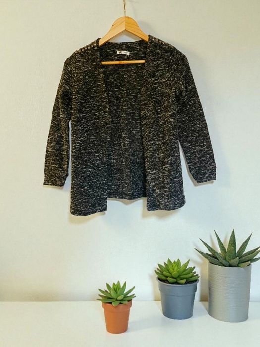 Czarno-szary melanżowy kardigan z ćwiekami na ramionach, pleciony