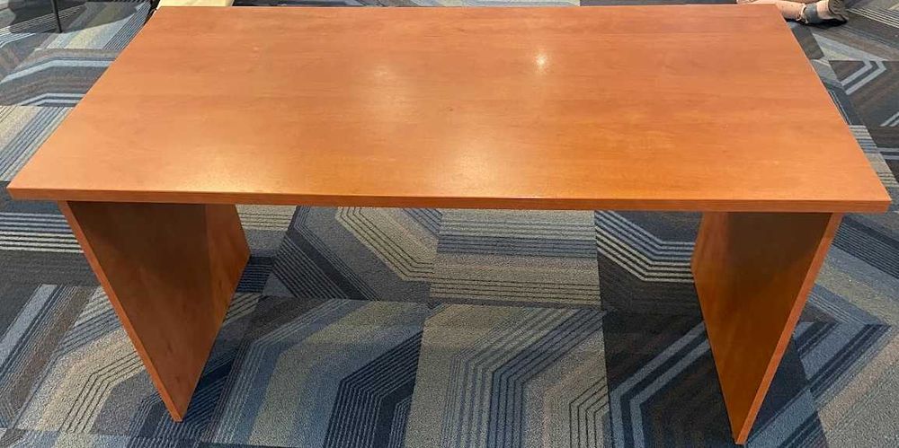 Zadbane biurko 140×70×75, calvados – idealne biurka do biura i nauki