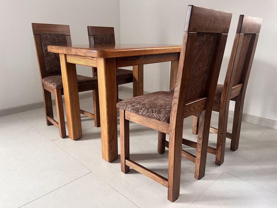 Кухонний стіл з кріслами