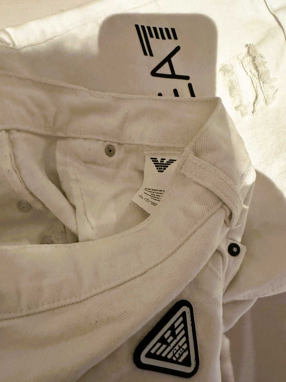 белые мужские шорты Armani рваные