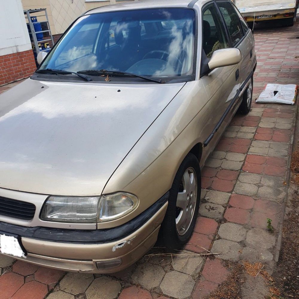 Opel Astra I F 1.7 ISUZU Hatchback kolor złoty kod Z489 na części