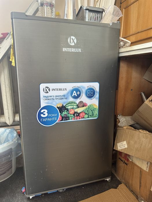 Продам невеликий холодильник з морозилкою