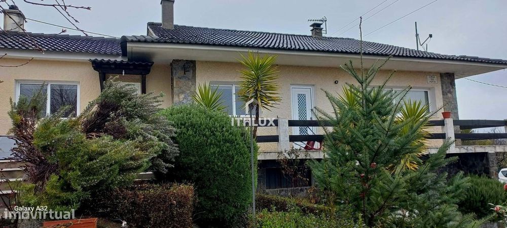 Moradia independente (340 m2) com piscina e garagem, Terreno com 2100m