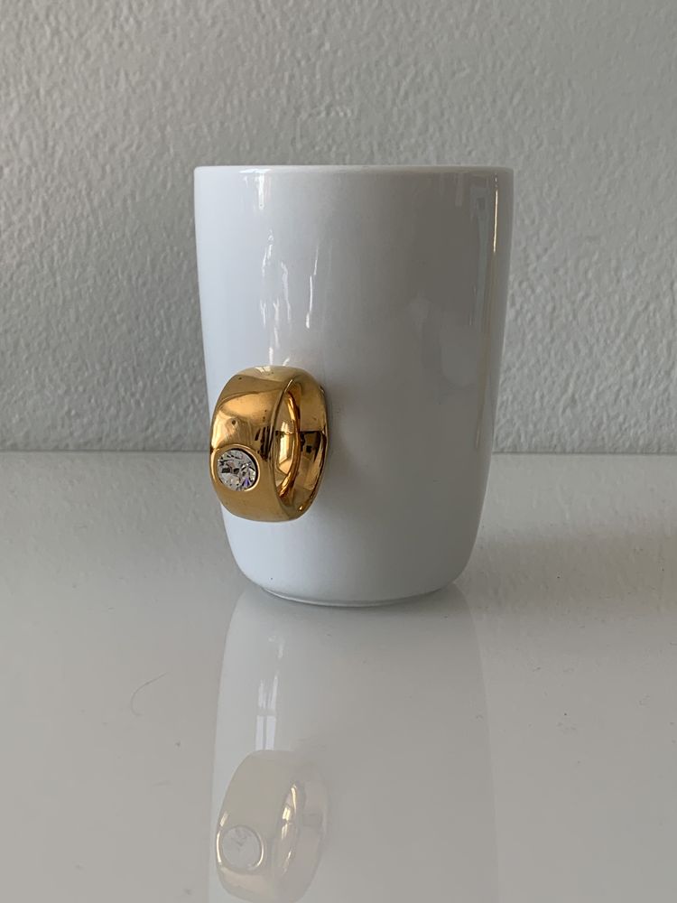 Biały kubek porcelanowy ze złotym uchem "pierścionek"
