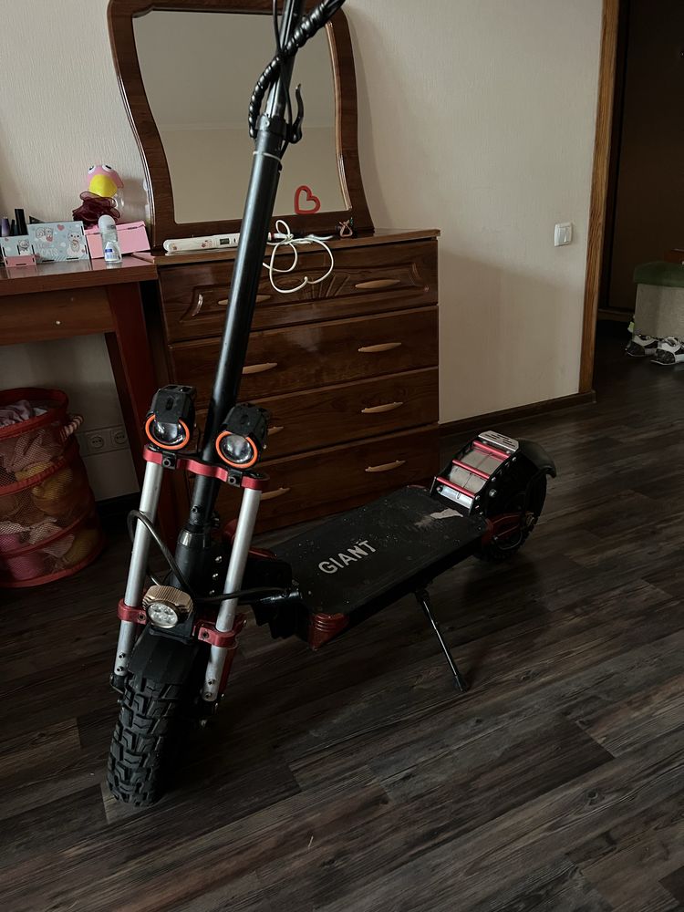 Продам самокат Giant