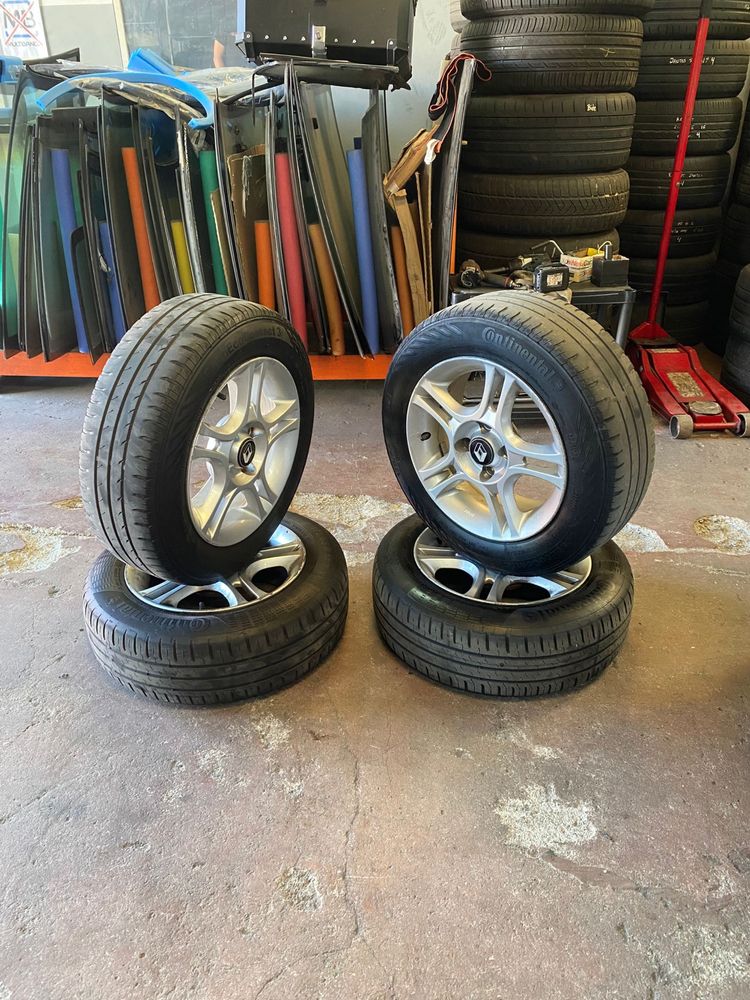 Jantes Renault com pneus clio