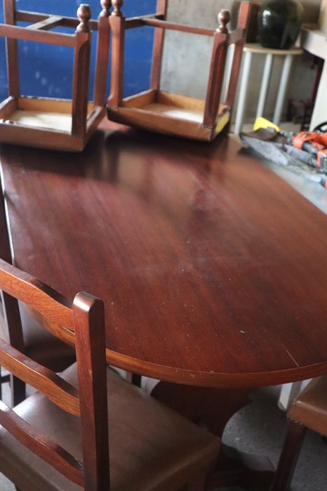 Mesa de madeira com 6 cadeiras