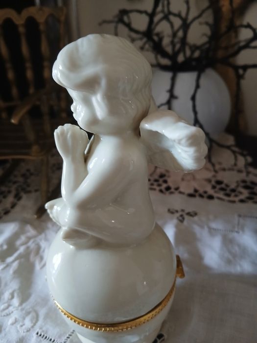 Продам  форфоровую шкатулочку для украшений Германия. Винтаж.