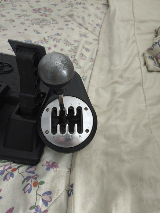 Volante, pedais e mudanças thrustmaster