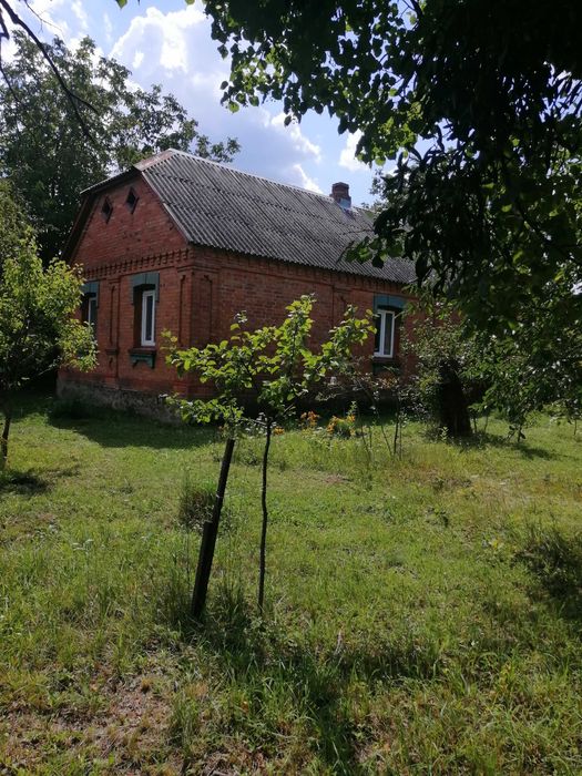 Продаж будинку та 1,5 га землі поруч з ним в с. Демчин