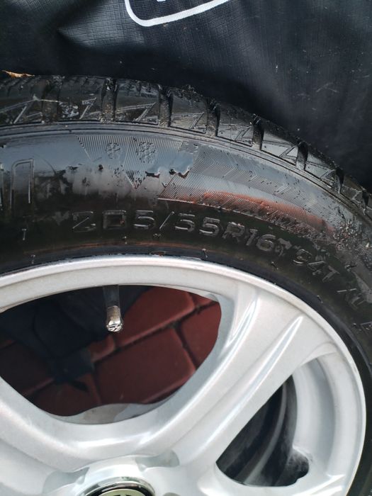 4 koła aluminiowe Passat z oponami zimowymi  205/55/16