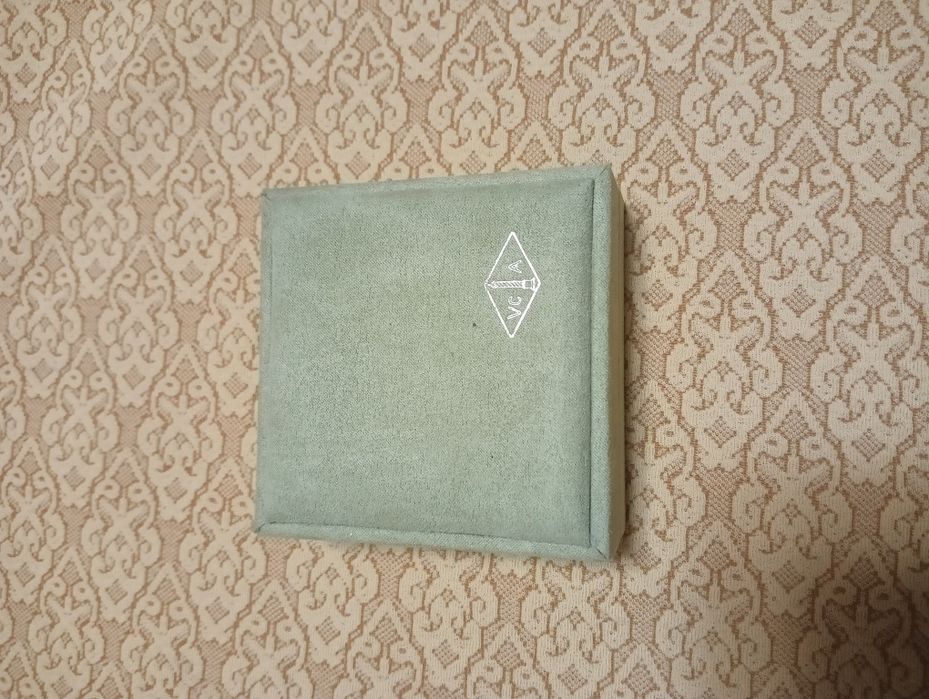 Упаковка Van Cleef с насечками под цепочку или серьги-гвоздики.