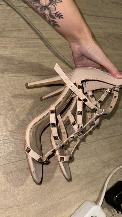 Босоніжки на підборах