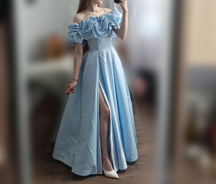 Випускна блакитна сукня