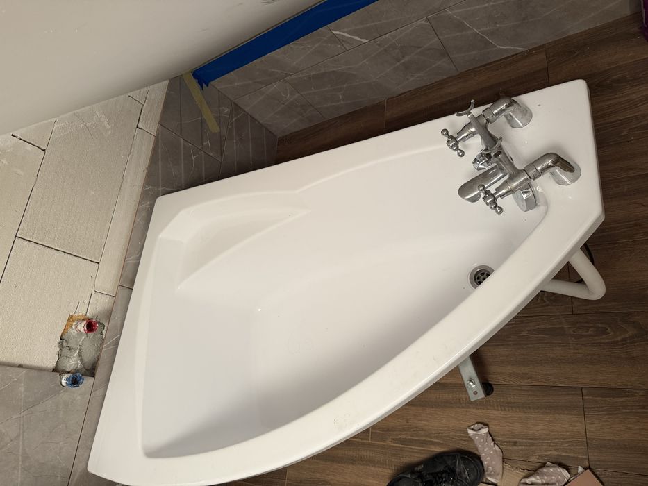 Wanna narożna lewa ze stelażem obudową i baterią