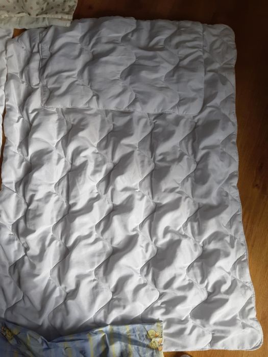Trzy komplety pościeli i poduszek