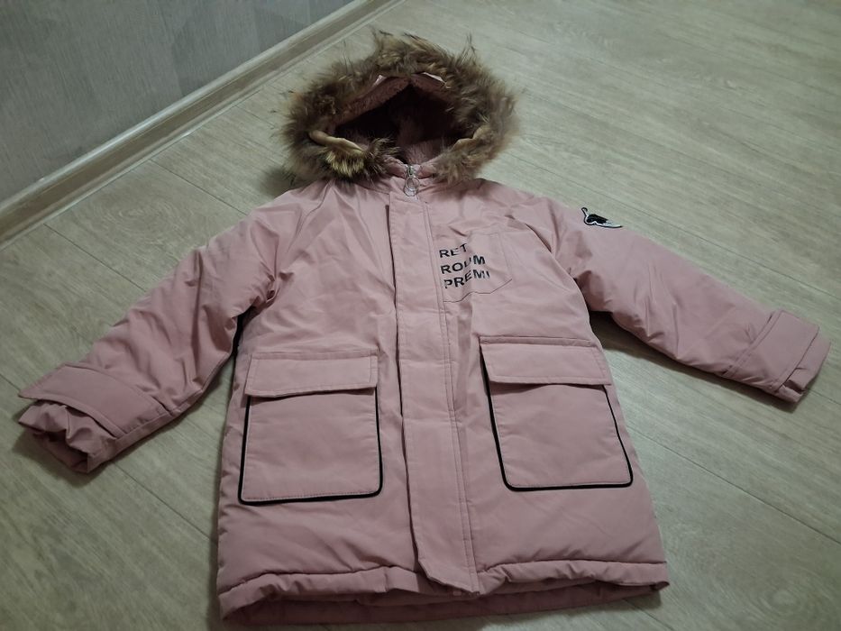 Зимова куртка на дівчинку  розмір 140