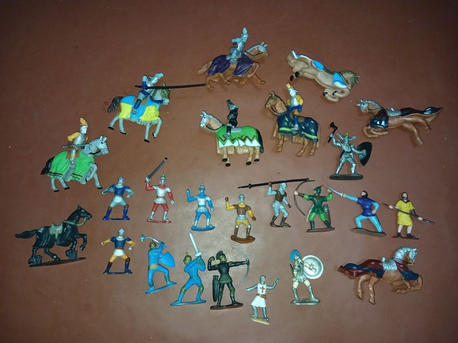Солдатики Рыцари и лошади, кони. 20 рыцарей и 9 лошадей.